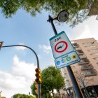 Cartel de la ZBE en Reus, indicando qué etiquetas pueden entrar a la ciudad.