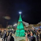El árbol alcanza los 10 metros de altura y se ha instalado en la plaza Bonet de Salou.