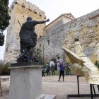 La estatua de Augusto rodeada por L'Àliga y el Lleó.