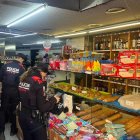 El operativo se ha llevado a cabo este viernes por la mañana en cuatro comercios de Valls.