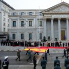 Acto institucional de izado de bandera con motivo del Día de la Constitución, este sábado a las puertas del Congreso de los Diputados.