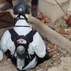 un agente de los mossos descendiendo a la fosa séptica de Sant Jaume dels Domenys.