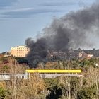 Columna de humo provocada por el incendio.