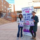 A la dreta, la regidora d'Igualtat i Feminismes de l'Ajuntament de Valls, Dèbora Fernàndez, presentant la tercera edició del canguratge.