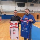 Miki Larraz, entrenador del CB Valls, y Toni Larramona, entrenador del CBT, en el Pavelló del Serrallo.