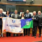 La representación de El Vendrell con la bandera de Ciudad del deporte