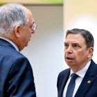 El ministro Luis Planas, hablando con el comisario de Pesca, Costa Kadis.