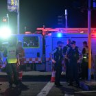 Agentes de policía y los servicios de emergencia trabajan en la zona de la playa de Bondi en Sídney, Australia, donde este domingo al menos 10 personas han muerto