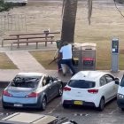 Imagen del momento en que Ahmed desarmaba a uno de los terroristas