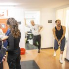 Visita al camerino. Oriol Pla a la derecha. Es la oportunidad de quedarse con la voz del actor y tocar el vestuario.