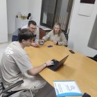 Hugo Ibáñez muestra la página.