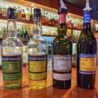 Botellas de Chartreuse en un bar, en una imagen de archivo