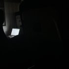 Una usuaria en un tren sin luz