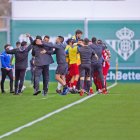 Los futbolistas del Nàstic y el cuerpo técnico se abraza en un gol. Foto: BETIS DEPORTIVO