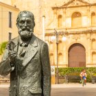 Estatus de Gaudí adulto en Riudoms, obra de Joan Serramià