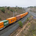 Un tren de mercancías incorporándose a la vía de Tarragona a través del enlace de La Feredat, en la bifurcación de Vila-seca