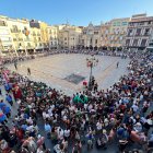 La plaça del Mercadal de Reus, plena de gom a gom esperant la primera tronada de Sant Pere