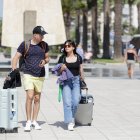 Una pareja de turistas, en el paseo Jaume I de Salou.