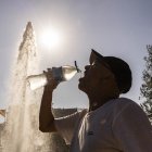 Un hombre bebe agua en la plaza Imperial Tarraco para hidrarse ante las altas temperaturas.