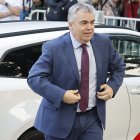 El ex secretario de organización del PSOE Santos Cerdán a su llegada antes de comparecer este lunes por primera vez como investigado ante el juez del Tribunal Supremo Leopoldo Puente, tras el informe de la UCO que lo vincula con el presunto cobro de mordidas por la adjudicación irregular de obras