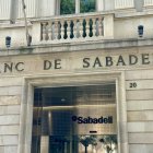 Fachada del Banc Sabadell en la sede social de la capital vallesana.