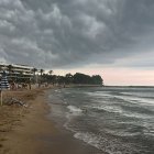 Las nubes de tormenta que iban de tierra a mar. Esta es la imagen desde la playa del Prat d'en Forès de Cambrils.