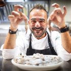 El xef Joan Pàmies, a la cuina del seu restaurant sostenint popets frescos de Tarragona.