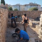 Estudiantes de arqueología de la UB en la excavación en Calafell