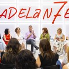 Sánchez junto a las portavoces de Igualdad del PSOE