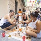 Dos artistas pintando.