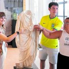 Algunos de los alumnos con una de las piezas estudiadas, la escultura del Togado Joven.