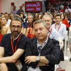 El presidente de la Junta de Comunidades de Castilla-La Mancha, Emiliano García-Page (d), durante el Comité Federal del PSOE este sábado.