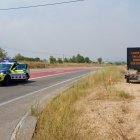 Imagen de uno de los controles de los Mossos para cortar las carreteras afectadas por el incendio en el Baix Ebre