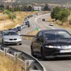 Cua de cotxes a la rotonda de l'AP-2 (de al Rofacli), a Montblanc, diumenge passat, 6 de juliol.