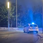 Agentes de los Mossos y un vehículo de la Policía Local, a las puertas de la antigua Creu Roja de Vila-seca después del suceso.