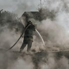 Apagan las llamas de un incendio provocado por el gran ataque.