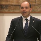 El conseller Albert Dalmau presentando el plan