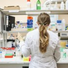 Una investigadora en un laboratorio de la URV.