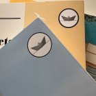 El logo de Edicions del Periscopi en diversos de sus libros.