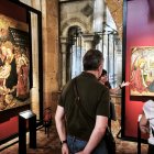 Momento de la visita frente a la ‘Anunciación de la Virgen’, una de las grandes obras de Huguet, en la pinacoteca del Museu Diocesà
