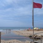 La bandera roja ondea en la playa de Ponent de Salou.
