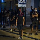 Jóvenes reunidos por la noche en el barrio de San Antonio en Torre Pacheco. En eeste barrio han sido detenidas varias por los disturbios nocturnos