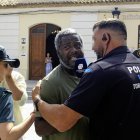 El periodista de Libertad Periodista Digital, Bertrand Ndongo (c), tras el incidente con simpatizantes de Podemos durante la visita que la secretaria general de Podemos, Ione Belarra, ha realizado a Torre Pacheco, junto a otros miembros de su partido, para mostrar su apoyo a los vecinos de la localidad tras los recientes episodios de violencia racista, este martes. EFE/ Morell