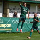 Marcos Baselga celebra un gol con el Arenteiro.