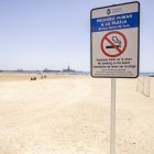 Señal de la prohibición de fumar en la playa de La Pineda. Como esta, se han instalado señales a lo largo de todo el paseo.