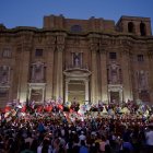 L’acte inaugural de la festa, amb diferents grups d’abanderats, a la plaça de la Catedral