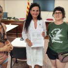 L'alcaldessa de Cornudella, Meritxell Cardona, al centre de la imatge amb l'acord plenari.