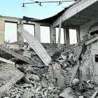 La destrucción provocada por el ataque ruso en el centro penal en Zaporiyia.