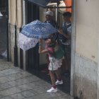 Varias personas se protegen de la lluvia