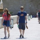 Turistas caminando con botellas de agua para aliviar las altas temperaturas.